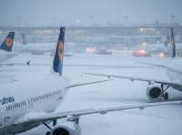 Сняг блокира Мюнхенското летище: Близо 500 пътници прекараха нощта в самолети на летището
