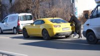 Шофьорка на спортна кола причини сблъсък и спорове на булевард в столицата