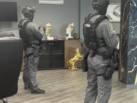 ГДБОП арестува 18 души за участие в ОПГ за изнудвания на клиенти на бързи кредити, прокуратурата обвини осем от тях (ВИДЕО)