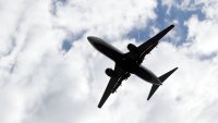 Летищата в Дубай частично възобновиха работа след активирана ПВО
