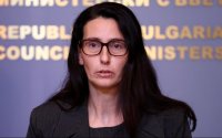 СМЯХ И ИДИОТИЯ в кабинета &bdquo;Гюров&ldquo;: Съпругът на министърка ѝ събрал багажа и я накарал да подаде оставка