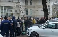 Хаос пред служба &bdquo;Миграция&ldquo; в Пловдив: Чужденци чакат с часове за регистрация
