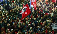 Хиляди граждани излязоха на протест в Истанбул по случай година от ареста на бившия кмет Екрем Имамоглу (ВИДЕО)