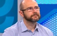 Андрей Янкулов - смехотворна фигура, стенд-ап комедиант на тъпи вицове, който претопля вехти истории с високомерие, зад което се крие наполеонов комплекс