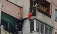 Спасителна операция в Ямбол: 3-годишно дете увисна от тераса на осмия етаж (ВИДЕО)