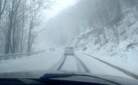 Внимание, шофьори: Тежки зимни условия на прохода Шипка (ВИДЕО)