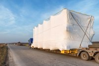 Извънгабаритен товар затруднява движението в Ришкия проход