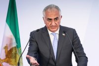 Скандал в Берлин: Замериха Реза Пахлави с червена боя по време на визита (ВИДЕО)
