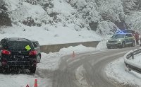 Сняг насред пролетта доведе до катастрофа в прохода &bdquo;Превала&ldquo; (СНИМКИ)
