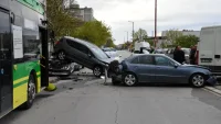 Автобус помете паркирали коли в Хасково