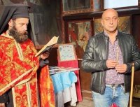 Гуляи с полицаи в манастир: Водачи на листи от Радевия проект превъртат &bdquo;изборите с наше МВР&ldquo; (ВИДЕО)