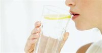 Специалист разкри ползите от вода с лимон на празен стомах