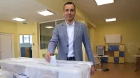 Васил Терзиев гласува с отвертка в ръка