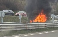Автомобил избухна в пламъци на пътя София &ndash; Перник (СНИМКИ)