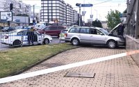 Ужас в София: Кола се вряза в метростанция, мъж загина на място (ВИДЕО)