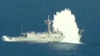 След предупреждението: Иран удари американски военен кораб край Ормузкия проток