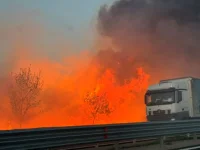 Пожар затруднява видимостта при 97-ми км на АМ Тракия
