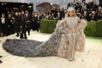 Звезден блясък и противоречия: Met Gala 2026 прикова световните погледи (СНИМКИ)