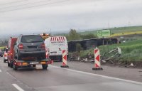 Хаос по пътищата: Тир се обърна на АМ &bdquo;Хемус&ldquo;, шофьор избяга след удар край Казанлък