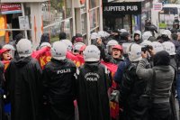 Първомайски шествия по света прераснаха в сблъсъци с полицията и масови арести (СНИМКИ+ВИДЕО)