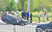Кола се обърна по таван след катастрофа на столичното &bdquo;Ботевградско шосе&ldquo; (СНИМКИ)