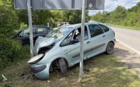 Жесток сблъсък на входа на Криводол, жена е в болница (СНИМКИ)