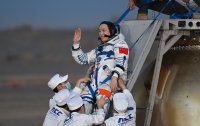 Китайският екипаж от мисията &bdquo;Шънчжоу-21&ldquo; се завърна на Земята след 7 месеца в орбита