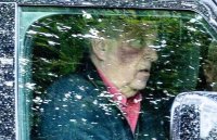 Лилав &ldquo;почетен знак&rdquo;: Бившият принц Андрю се появи насинен