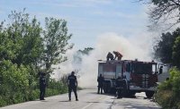 Склад за гуми гори във Варна, задимяването спря движението (СНИМКА)