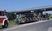 Цистерна с киселина се обърна край Пловдив, движението е затруднено