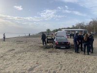 Автомобил с украинска регистрация заседна в пясъка на Северния плаж в Бургас