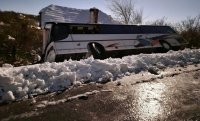 НЯМА ДЪРЖАВА! Автобус с 15 работници се обърна заради заледен и неопесъчен път