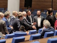 Почти се стигна до бой в парламента