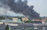 Голям пожар обхвана столичния кв. &bdquo;Дружба&ldquo;: Пет екипа се борят с пламъците (СНИМКИ+ВИДЕО)