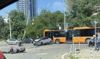 Тежка катастрофа в столицата: Моторист е в болница след сблъсък с автомобил (СНИМКИ)