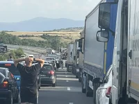 Огромно задръстване на АМ Струма, катастрофа е запушила пътя