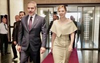 Експерт с оценка за скандалното облекло на външната ни министърка: Има голям ханш и бедра, а лицето и е зеленикаво - роклята не е за нея!