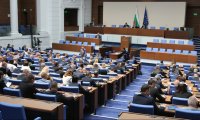 След бурни спорове: Депутатите приеха на първо четене поемането на нов дълг