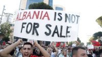 Обвинения срещу десетки демонстранти заради протест срещу луксозен курорт в Албания