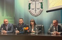 Златни кюлчета и масови арести: Разбиха мащабна престъпна мрежа за трафик на мигранти (СНИМКИ+ВИДЕО)