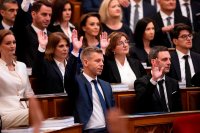 Унгарските депутати свалят заплатите си с 40% като част от бюджетни и антикорупционни мерки