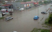 Порой превърна улици в реки в Лом, обявиха жълт код за 22 области у нас (ВИДЕО)