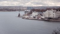 Извънредно положение, празни бензиностанции и километрични опашки за бягство