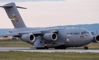 Огромен американски военен самолет се появи на летище София (СНИМКИ)
