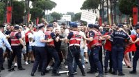 Масови демонстрации и арести разтърсиха Тирана