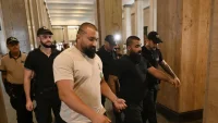 Съдът решава дали да остави съпругата на член на "Калашниците" в ареста