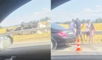 Отново на АМ &bdquo;Тракия&ldquo;: Камион излетя от пътя, мантинелата не издържа (ВИДЕО)