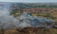 Пожар избухна край Луковит, гъст дим се издигна над града (СНИМКИ)