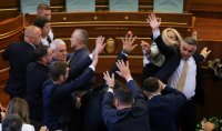 Политическата криза в Косово ескалира: Опозиционен депутат замери премиера с яйца (ВИДЕО)