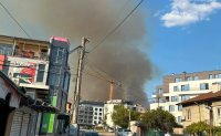 Гъст дим се издигна над столичен квартал, пламъци обхванаха сухи треви (СНИМКИ+ВИДЕО)